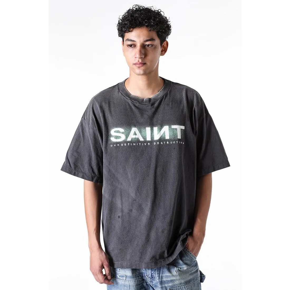 SAINT MXXXXXX SAINT SS TEE/BLK Green SAINT BOX LOGO short sleeves Washed black S-XL Look for cylindrical fabrics without side seams. Don’t buy open ones anymore. It’s boring. Assute garments are dyed. The whole piece is sprayed with horse-hair spray. Then spray it again to fade. The collar and cuffs are frayed. Many places are damaged. Authentic grade printing is restored. Accessories are complete. With little angel anti-counterfeiting label.